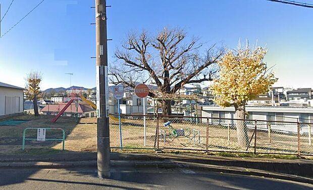 【上平間台北公園】600ｍ　高台に作られたスポットで、見晴らしがいいのが魅力です。園内は芝生が広がり、気持ちのいい空間。背の高い樹木は少なめで、開放感があります。