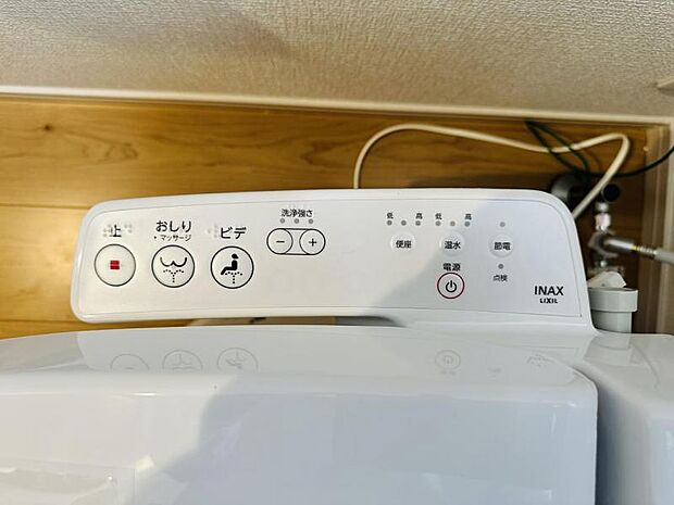【ウォシュレット付き】洗浄、保温などの機能を備えたウォシュレット。洗浄により毎回のペーパー使用量を減らせ、保温により冬場の便座のひんやりを解消してくれる便利な設備付き