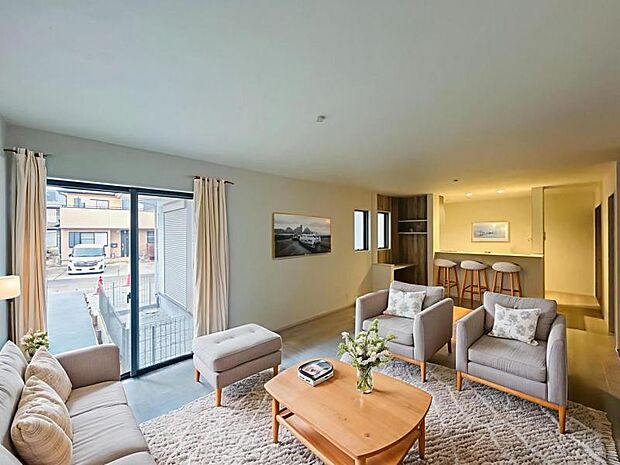 【リビング】開口部からたくさんの採光が望める快適空間となりご家族が集まりやすいリビングです。※家具等はCG合成となります。