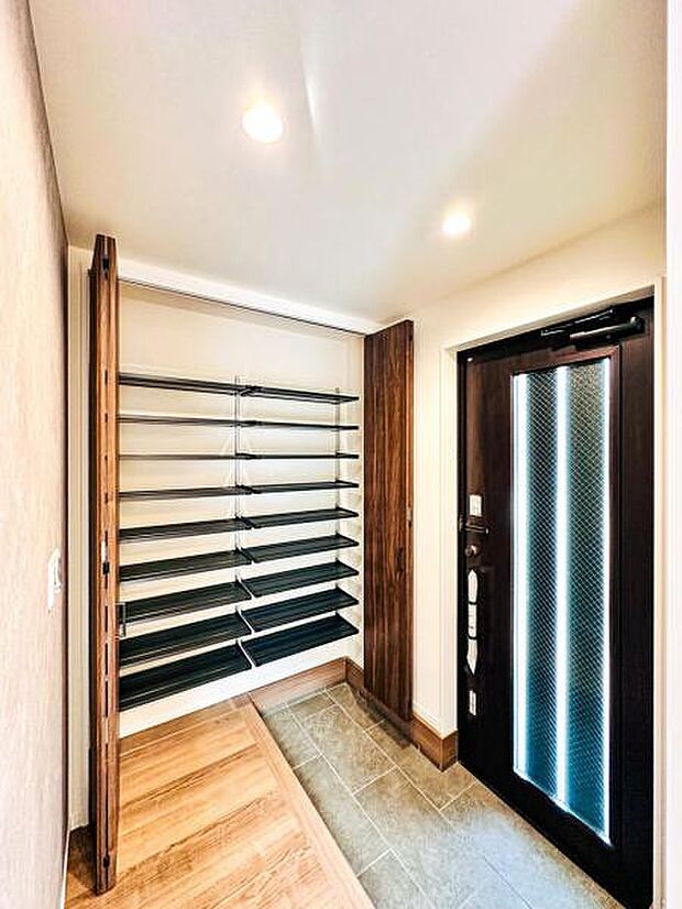 【明るく収納豊富な玄関】天井までの高さがあるタップリ玄関収納、姿見・小引き出し付きなのも便利