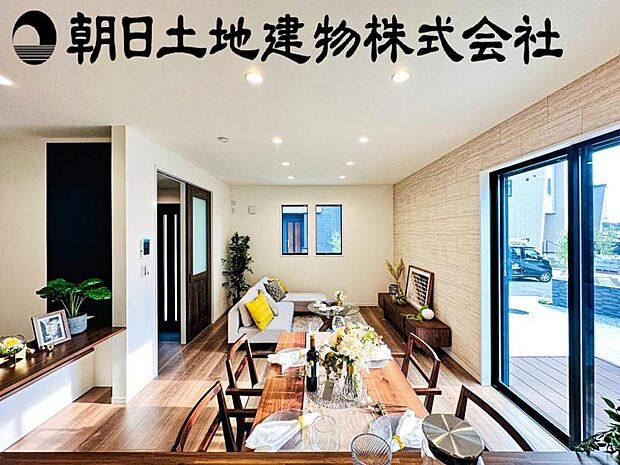 【南向きで明るく開放感のあるリビング:16帖】※画像は実際の室内写真を基に家具・調度品の配置例をCG合成したもので、実際とは多少異なります。また、家具等は販売価格に含まれません。