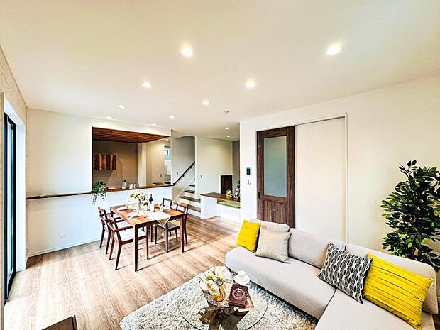 【南向きで明るく開放感のあるリビング:16帖】※画像は実際の室内写真を基に家具・調度品の配置例をCG合成したもので、実際とは多少異なります。また、家具等は販売価格に含まれません。