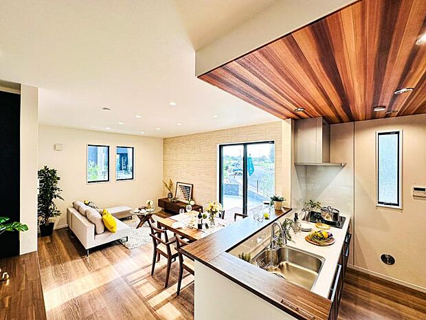 【南向きで明るく開放感のあるリビング:16帖】※画像は実際の室内写真を基に家具・調度品の配置例をCG合成したもので、実際とは多少異なります。また、家具等は販売価格に含まれません。