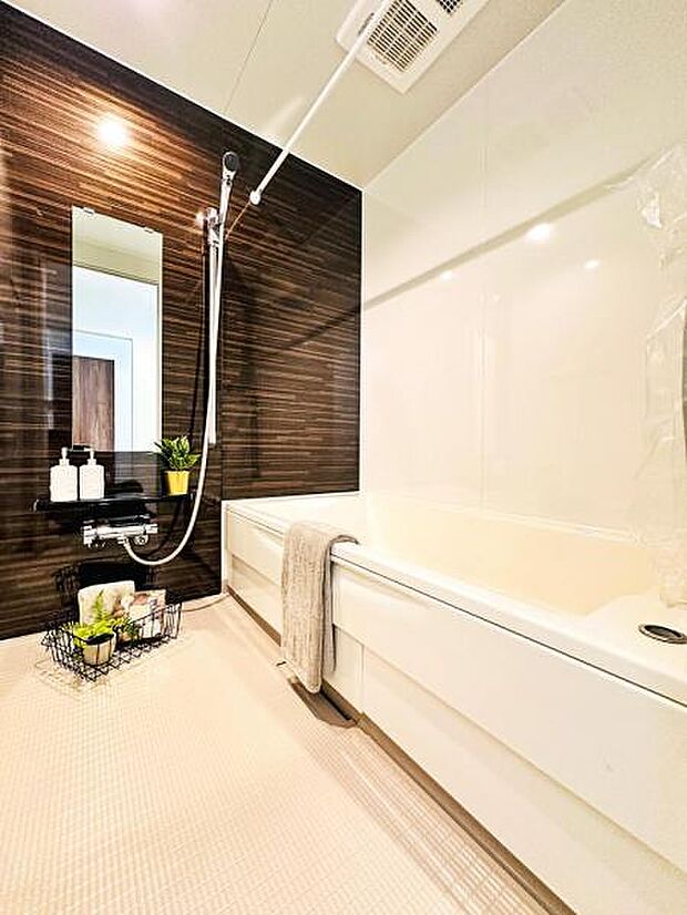 【多機能な一坪タイプの浴室】落ち着いた色調で統一された、清潔感ただよう浴室は、寛ぎの時間をさらに心地良いものに演出してくれます。