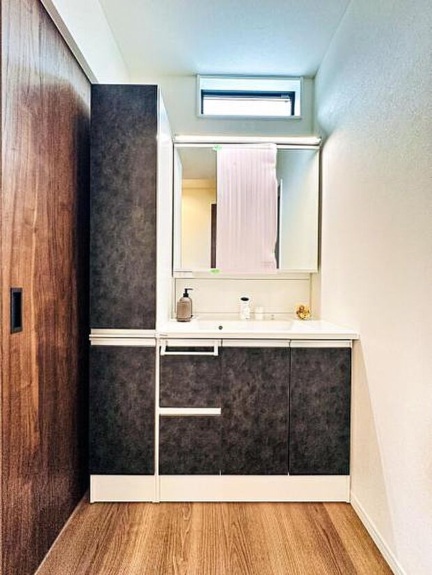 【嬉しい収納豊富な三面鏡洗面台】洗面台には三面鏡を採用。身だしなみを整えやすい事はもちろんですが、鏡の後ろに収納スペースを設ける事により、スペースをすっきりさせる事が出来るのも嬉しいですね。