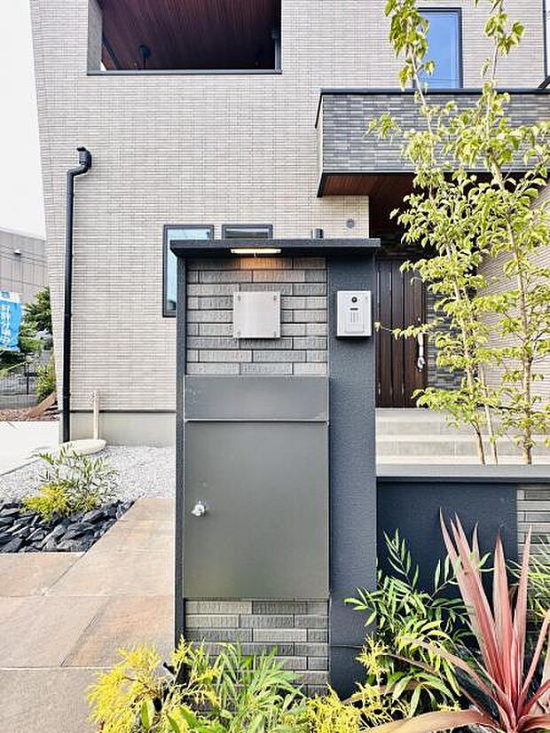 【宅配ボックス】今や当たり前になりつつある宅配ボックスを玄関横の機能門柱に完備しております。このご時世に嬉しい設備ですね。