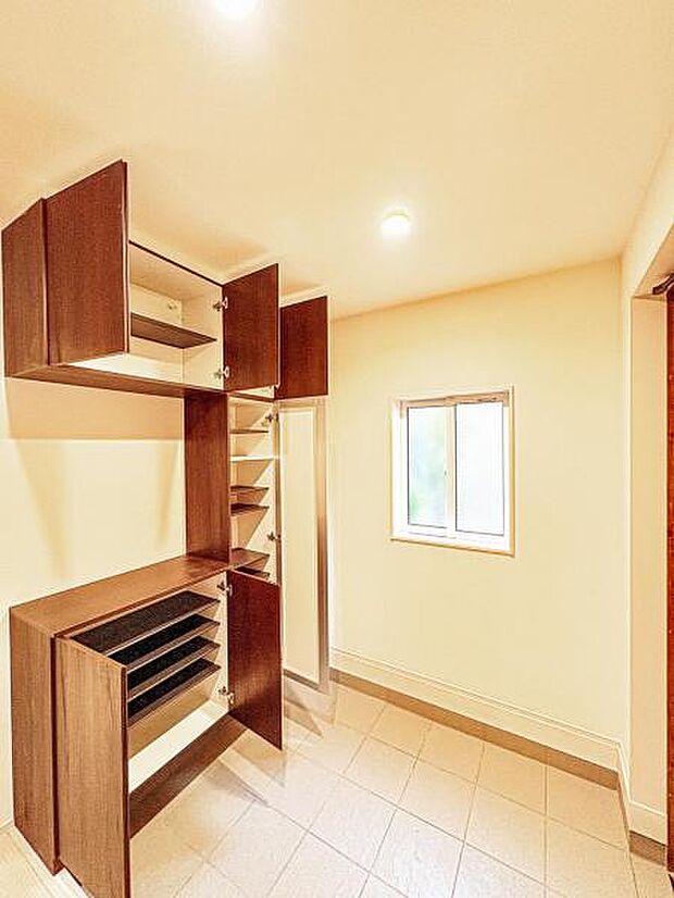 【明るく収納豊富な玄関】可動棚で調整可、ロングブーツやトレッキング靴もすっぽり収まる玄関収納