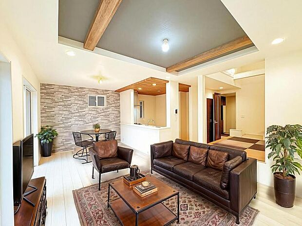 【東南向き+折上天井付きで明るく開放感のあるリビング:20帖】※画像は実際の室内写真を基に家具・調度品の配置例をCG合成したもので、実際とは多少異なります。また、家具等は販売価格に含まれません。