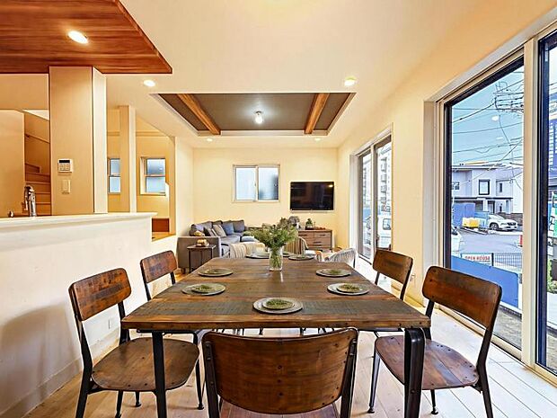 【東南向き+折上天井付きで明るく開放感のあるリビング:20帖】※画像は実際の室内写真を基に家具・調度品の配置例をCG合成したもので、実際とは多少異なります。また、家具等は販売価格に含まれません。