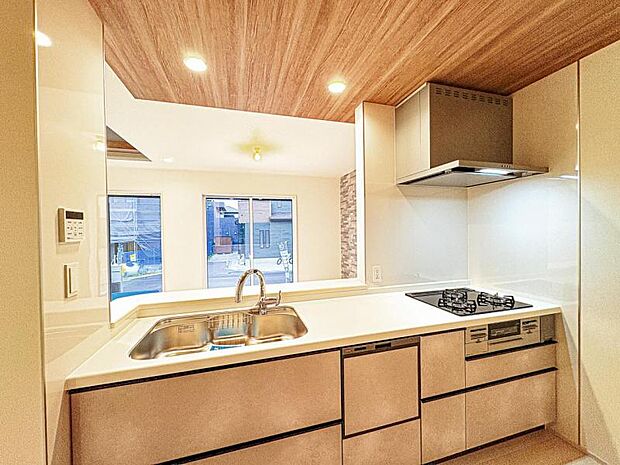 【リビングを見渡せる開放感のある対面式キッチン】広々キッチンならお子様と一緒にお菓子作りやパーティ準備も楽しめる♪