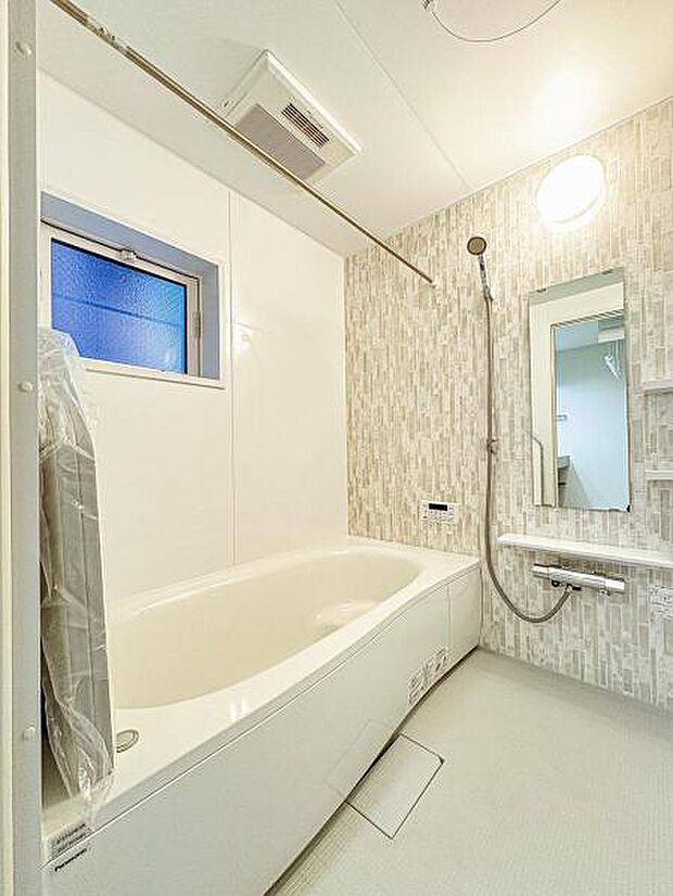 【多機能な一坪タイプの浴室】1坪以上の広い浴室ならお子様と並んで体を洗ってもゆとりがあります♪