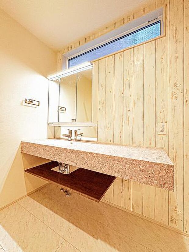 【洗練されたフルフラットカウンター】鏡の裏が収納となっている三面鏡の洗面台。纏まりづらいこのあたりの収納を見えないところにしまうことが出来るのは良いですね。