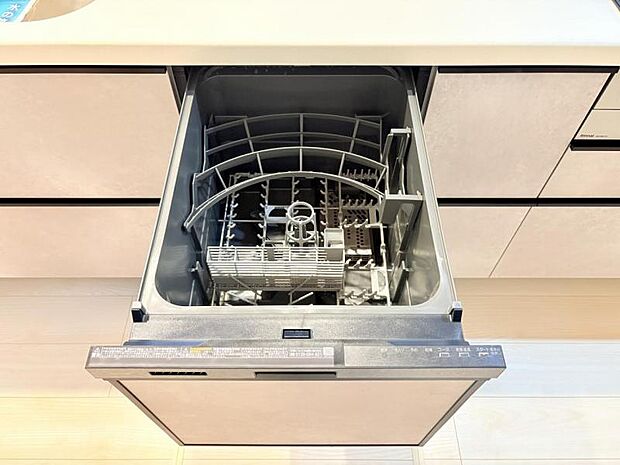 【ビルトイン食洗機】洗浄から乾燥までボタン一つで完結する食洗機付き。大変な洗い物がぐっと短く済みます!