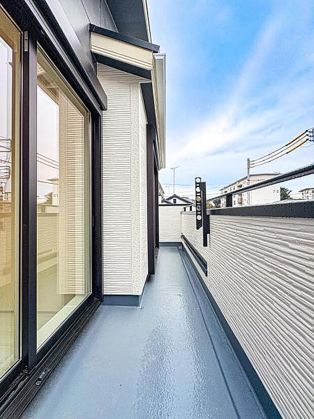 【洗濯物が多くても安心の南面バルコニー】家族全員分の布団もゆったり並べられる広々バルコニー!