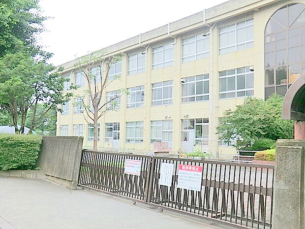 【相模原市立若草中学校】570m 受験対策のサポートをしてくれる学校です。部活動も盛んです。