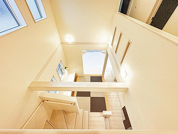 【開放感が増すリビング吹抜け】勾配天井+吹抜け付きで開放感のある空間を演出してくれます♪