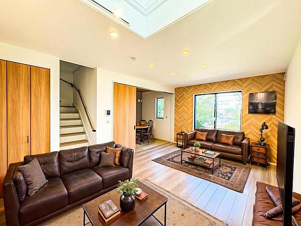 【南向きで明るく開放感のあるリビング:17帖】※画像は実際の室内写真を基に家具・調度品の配置例をCG合成したもので、実際とは多少異なります。また、家具等は販売価格に含まれません。