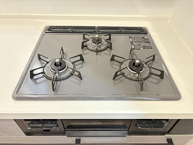 【三ツ口ガスコンロ】煮込み料理をする際にコンロが一つ塞がって他の料理ができなくて時間がかかる!そんな不満を解決してくれる3口コンロは他の調理ができるので捗ります!