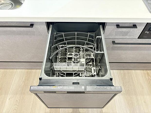 【ビルトイン食洗機】洗浄から乾燥までボタン一つで完結する食洗機付き。大変な洗い物がぐっと短く済みます!