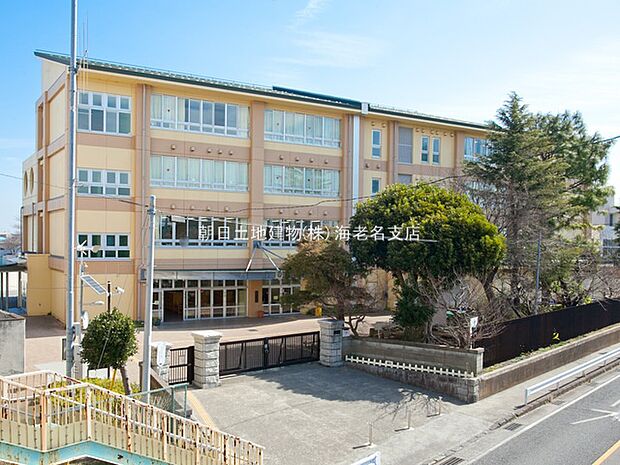 【綾瀬市立綾瀬小学校】1200m 校庭なども広い小学校です。児童も多く通っており、元気な声なども聞こえてきます。先生方の対応や教育面も良く、地域の方からも評判です。