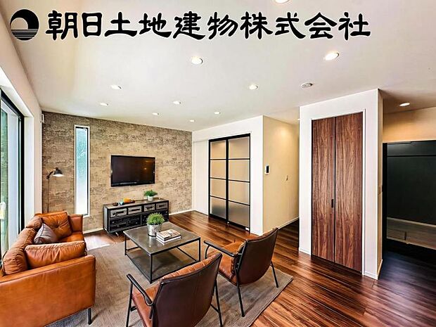 【南向きで明るく開放感のあるリビング：17帖】※画像は実際の室内写真を基に家具・調度品の配置例をCG合成したもので、実際とは多少異なります。また、家具等は販売価格に含まれません。