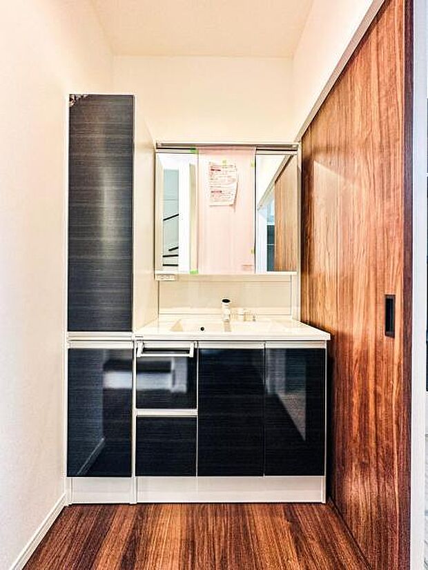 【嬉しい収納豊富な三面鏡洗面台】洗面台には三面鏡を採用。身だしなみを整えやすい事はもちろんですが、鏡の後ろに収納スペースを設ける事により、スペースをすっきりさせる事が出来るのも嬉しいですね。