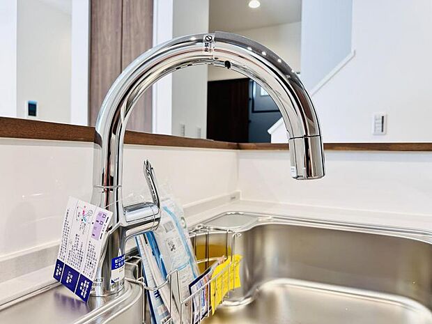 【浄水器一体型水栓】浄水器付きでいつでもおいしい水をいつでも手軽に使えます。飲み水やお料理にも安心ですね