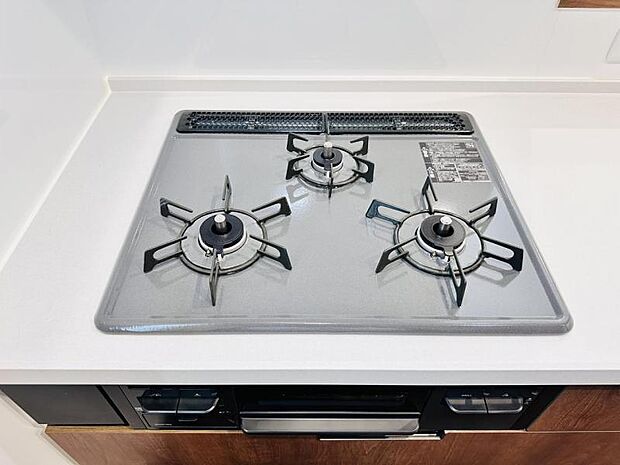 【三ツ口ガスコンロ】煮込み料理をする際にコンロが一つ塞がって他の料理ができなくて時間がかかる！そんな不満を解決してくれる3口コンロは他の調理ができるので捗ります！