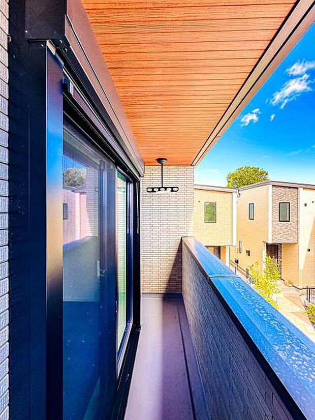 【様々な用途に活用できるインナーバルコニー】夏には子供用プールも広げられるワイドバルコニー！