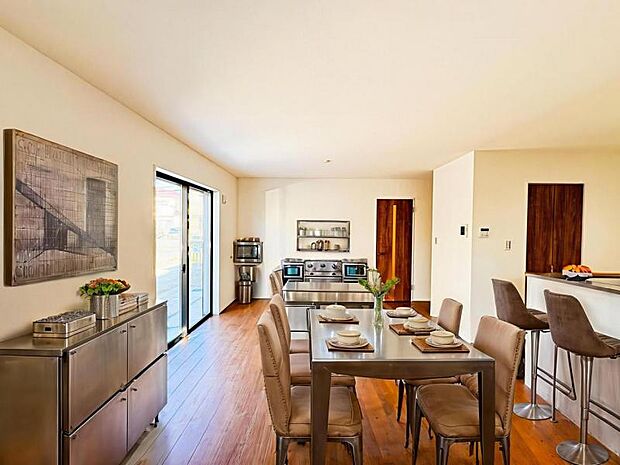 【開口部が多く明るく開放感のあるリビング：17帖】お店で見掛けた「あの家具」でも自由に配置できるゆとりのリビング空間。※家具はＣＧ合成の為付属しません。