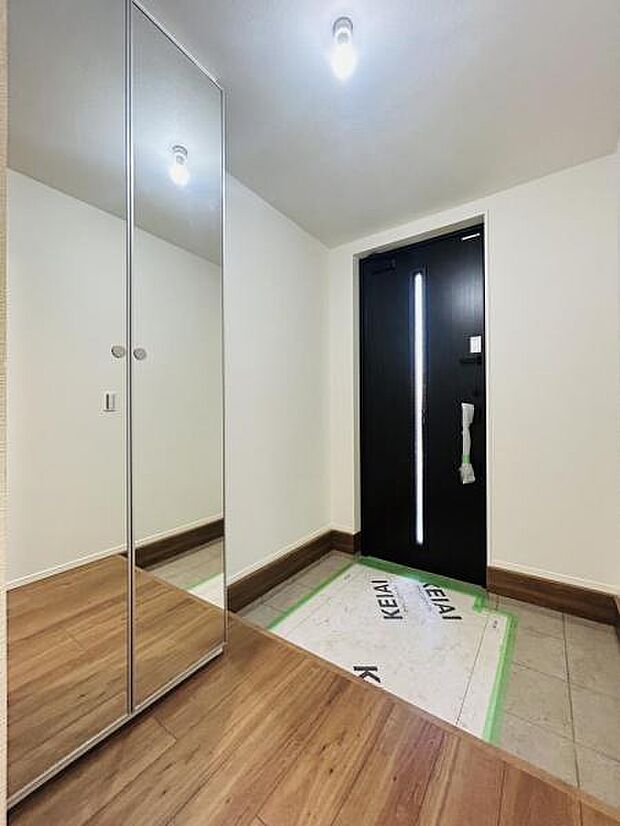 【玄関】玄関スペースもゆとりある空間を確保です。