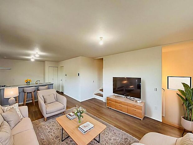 【リビング】明るい光と風が交差する大空間は約18帖。キッチンスペースとの一体感も考えた空間になりました。※画像の家具はCG合成となります。