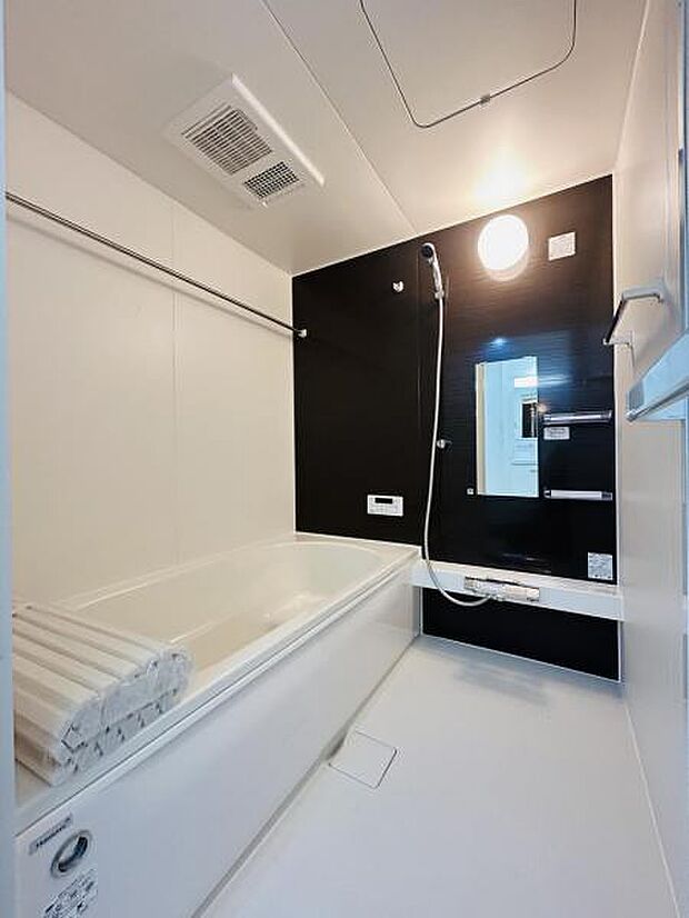 【浴室】浴室乾燥機付ですので雨の日は洗濯物を乾かせ同時に室内を乾燥しカビの抑制にも効果あります。