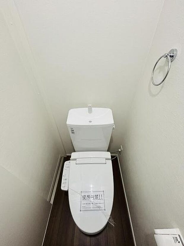 【トイレ】洗浄機能つきのお手洗いは2か所ございます。朝の忙しい時間や来客時に重宝します。