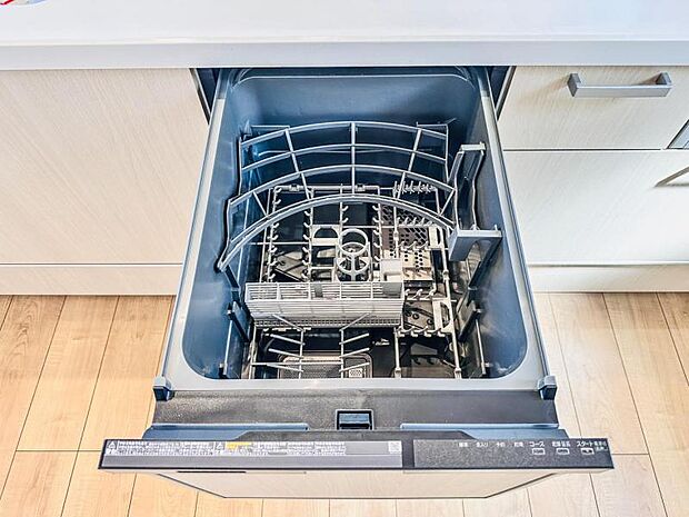 【ビルトイン食洗機】洗浄から乾燥までボタン一つで完結する食洗機付き。大変な洗い物がぐっと短く済みます!