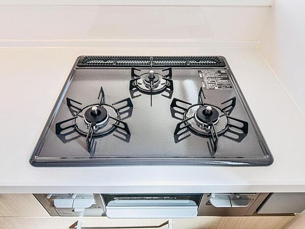 【三ツ口ガスコンロ】煮込み料理をする際にコンロが一つ塞がって他の料理ができなくて時間がかかる!そんな不満を解決してくれる3口コンロは他の調理ができるので捗ります!