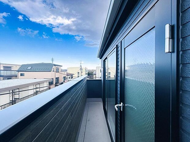 【バルコニー】バルコニーは二か所に採用です。洗濯物が多いご家族でも対応できます。