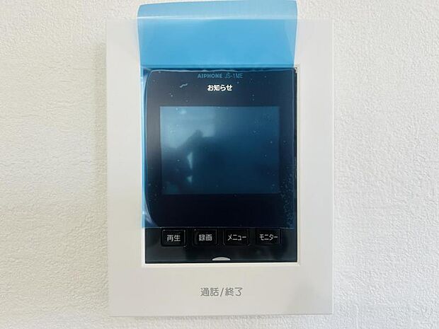 【モニター付きインターフォン】来訪者を映像で確認するシンプルな設備ながらセキュリティ効果はマル。最近は録画機能があるタイプも増え、留守中の訪問者も確認できます！