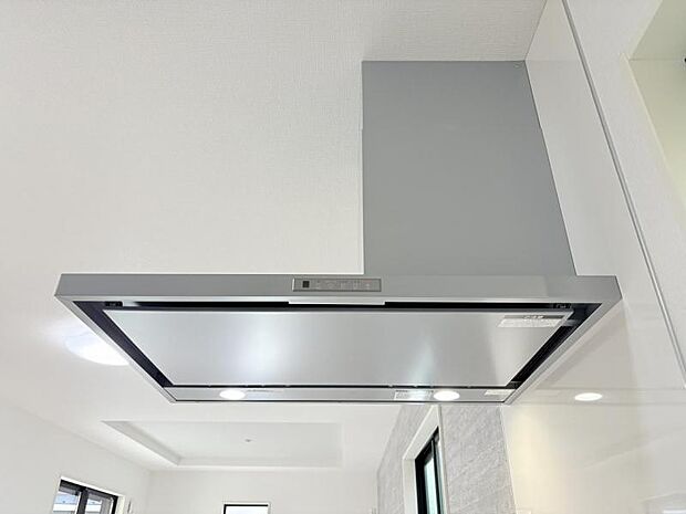 【スリム型レンジフード】稼働時の音が換気扇よりも静か 屋外とダイレクトにつながる換気扇と比べ、音が静かなメリットがあります。