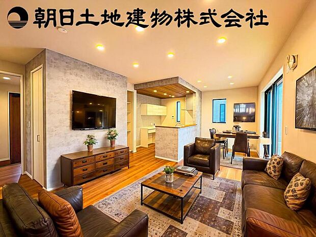 【南向きで明るく開放感のあるリビング：16帖】※画像は実際の室内写真を基に家具・調度品の配置例をCG合成したもので、実際とは多少異なります。また、家具等は販売価格に含まれません。