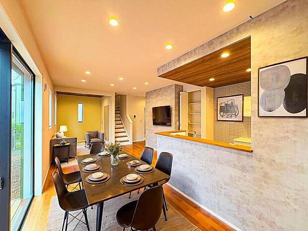 【南向きで明るく開放感のあるリビング：16帖】※画像は実際の室内写真を基に家具・調度品の配置例をCG合成したもので、実際とは多少異なります。また、家具等は販売価格に含まれません。