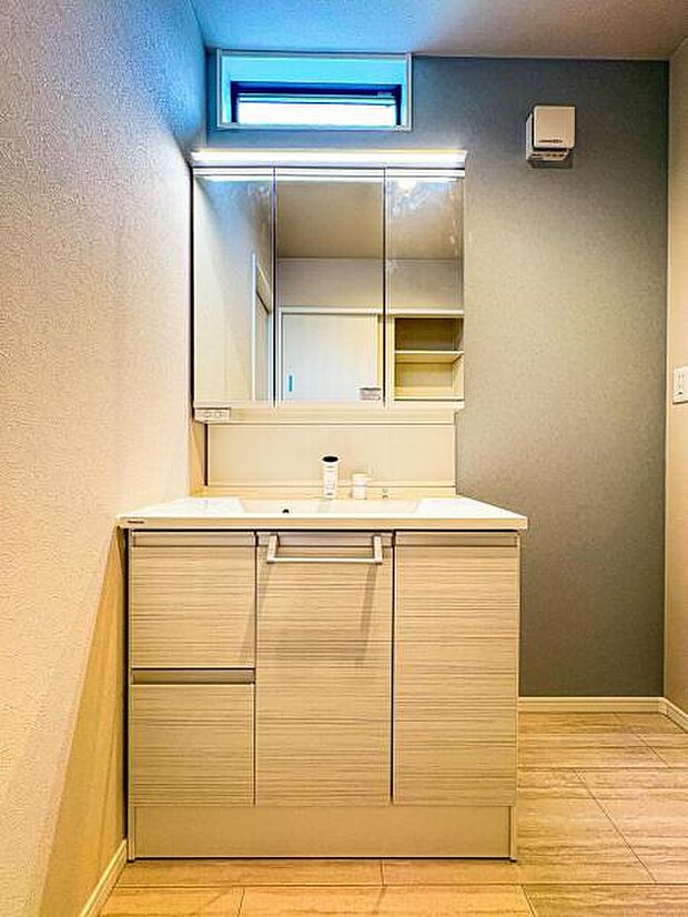 【嬉しい収納豊富な三面鏡洗面台】洗面台には三面鏡を採用。身だしなみを整えやすい事はもちろんですが、鏡の後ろに収納スペースを設ける事により、スペースをすっきりさせる事が出来るのも嬉しいですね。