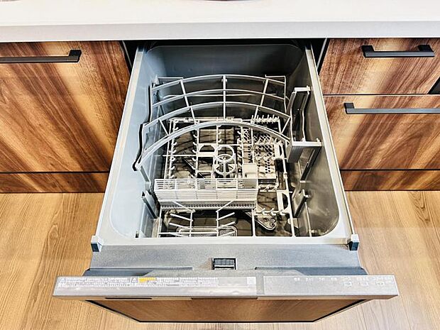 【ビルトイン食洗機】洗浄から乾燥までボタン一つで完結する食洗機付き。大変な洗い物がぐっと短く済みます！