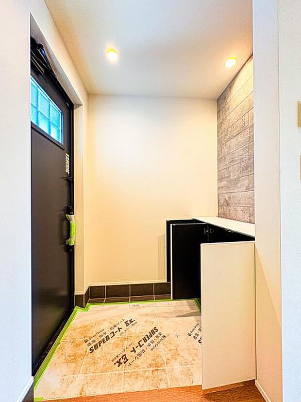 【明るく収納豊富な玄関】可動棚で調整可、ロングブーツやトレッキング靴もすっぽり収まる玄関収納