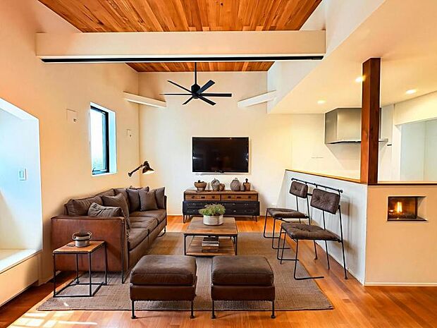 【窓の数が多く開放感のあるリビング:17帖】※画像は実際の室内写真を基に家具・調度品の配置例をCG合成したもので、実際とは多少異なります。また、家具等は販売価格に含まれません。