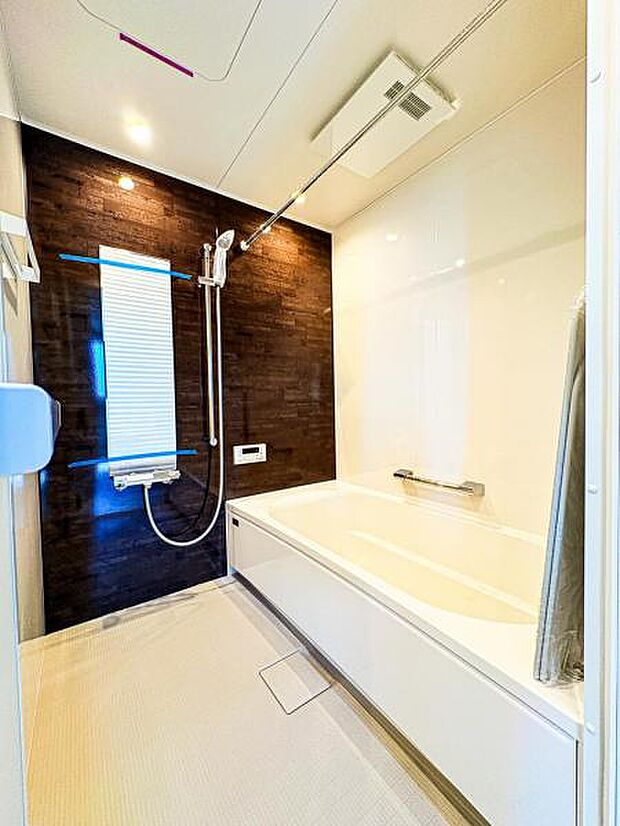 【多機能な一坪タイプの浴室】1坪以上の広い浴室ならお子様と並んで体を洗ってもゆとりがあります♪
