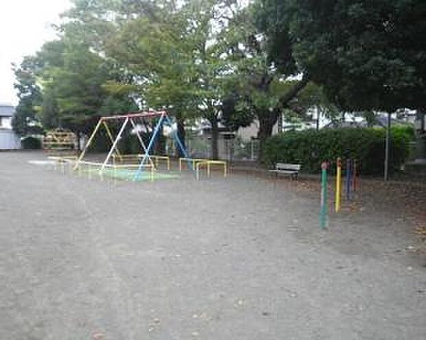【浜田三塚公園】210m 子どもが走り回れる広さの公園です。また、公園の設備には水飲み・手洗い場があります。