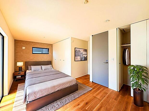 【2面採光で明るい洋室:10.7帖】※画像は実際の室内写真を基に家具・調度品の配置例をCG合成したもので、実際とは多少異なります。また、家具等は販売価格に含まれません。