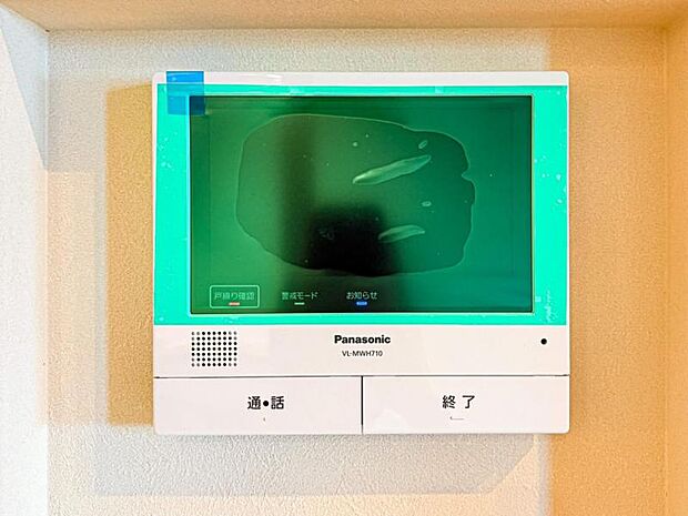 【モニター付きインターフォン】来訪者を映像で確認するシンプルな設備ながらセキュリティ効果はマル。最近は録画機能があるタイプも増え、留守中の訪問者も確認できます!