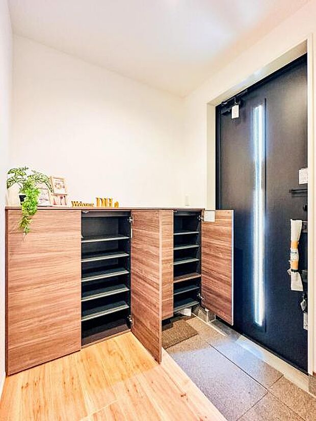 【開放感のある玄関】可動棚で調整可、ロングブーツやトレッキング靴もすっぽり収まる玄関収納